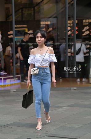 抓拍逛街De牛仔小姐姐