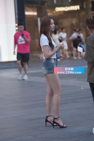 抓拍大长腿妹子