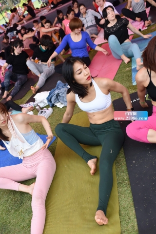 紧身瑜伽裤美女练习瑜伽