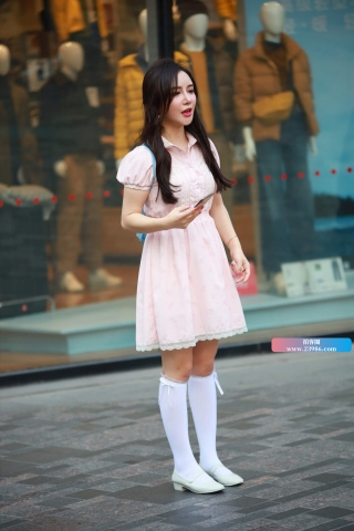 街拍粉色公主裙美眉