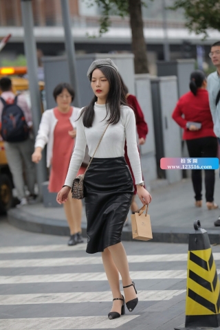 街拍黑色皮裙丝袜高跟时尚美眉