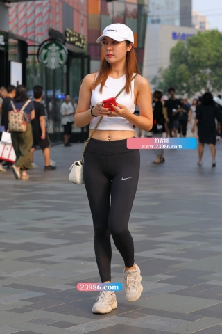 【视觉冲击赛帖】鸭舌帽，小背心，健美裤美眉