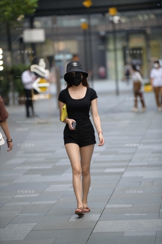 街拍黑色热裤苗条美眉