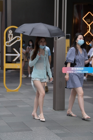 撑着黑色伞的娇小女孩