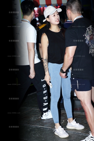 小白帽蓝色紧身运动裤