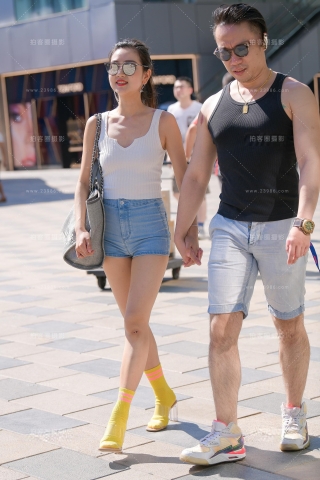 【街拍之魂赛帖】蓝色紧身牛仔短裤MM