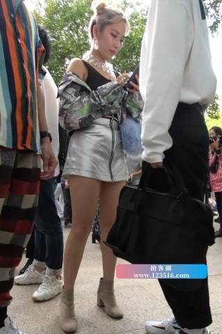 4K - 性感皮短裙长腿街拍高跟街拍美女 [2.45 GB/MP4]（视频版）