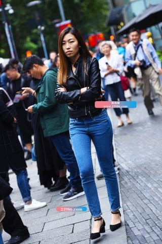 擦肩而过的牛仔妹