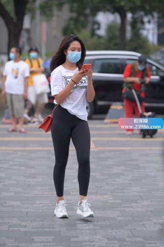 黑色紧身瑜伽裤女孩