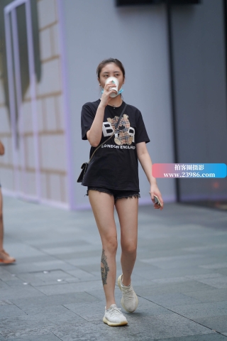 街拍黑色热裤黑色T恤美眉