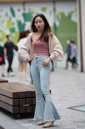 搭讪高挑的喇叭牛仔美女