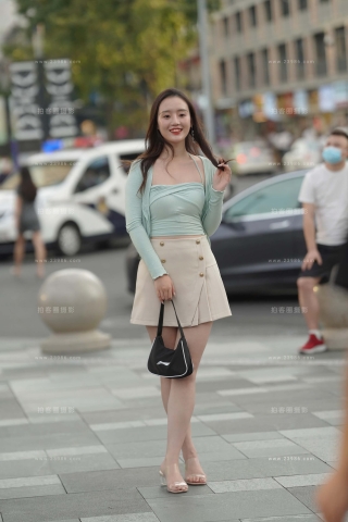 搭讪街拍短裙美腿小姐姐