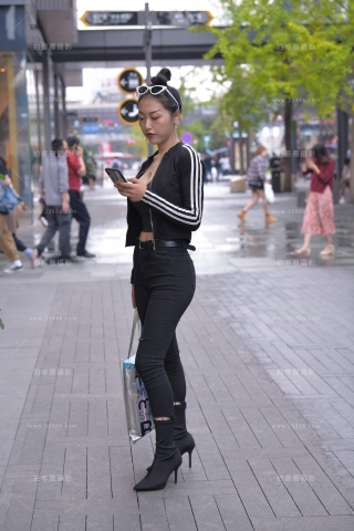 黑色紧身裤妹子