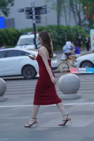 街拍酒红色长裙高跟美妇