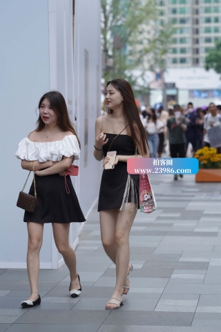 白皙黑色短裙小妹