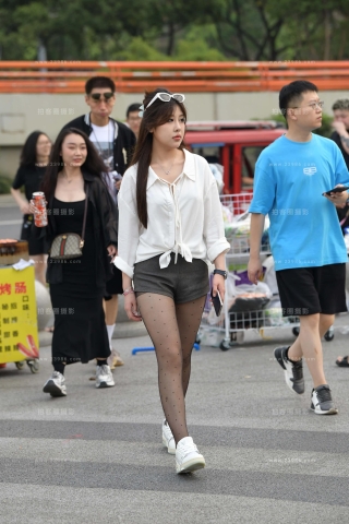 波点丝W白衬衫小姐姐