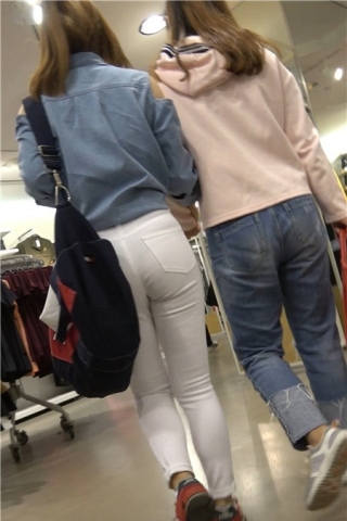 4K红色运动鞋街拍紧身白裤美臀漂亮美女小姐姐 [845 MB]（视频版）