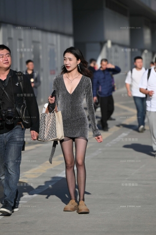 魅力黑色丝短裙小姐姐