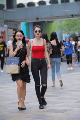 街拍红色吊带紧身小姐姐