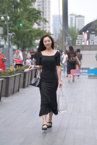 气质黑裙街拍美女