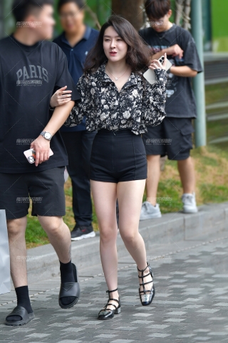 ★弯弯秀发韵味热裤美女