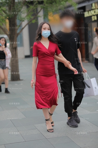 【凯恩赛帖】修身红裙展现女人味