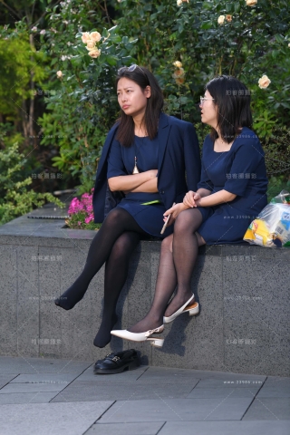 两位黑丝美女聊天晾脚