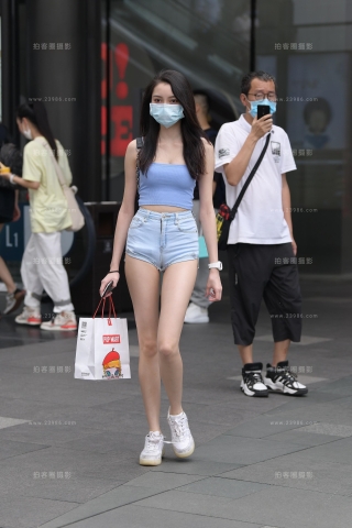 热裤美女,她这腿真心长啊