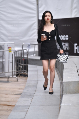 黑色裙美腿美女