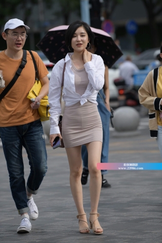 街拍包臀短裙小姐姐