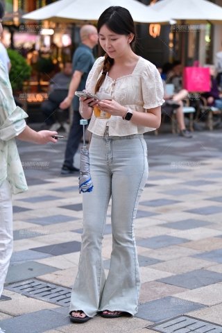 ★浅色牛仔裤美女