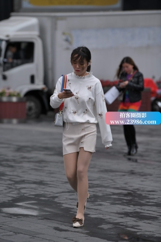 听歌的肉丝袜短裙美眉