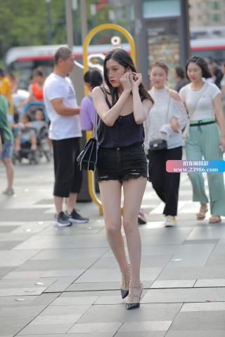 边走边带耳环的小姐姐好酷