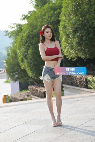街拍热裤大白腿，小背心美女