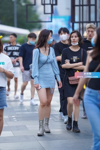 街拍紧身蓝色包臀裙性感美女