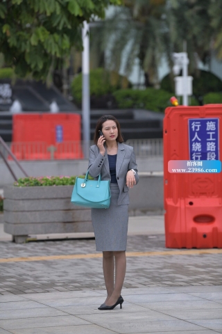 街拍工装配丝袜的成熟女子