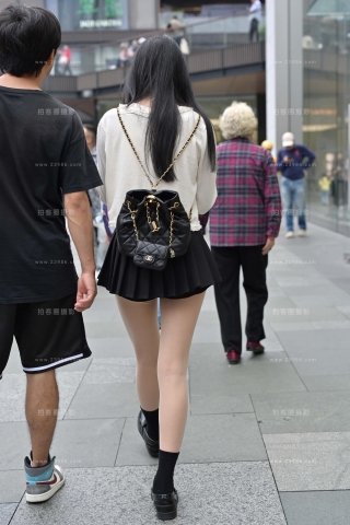 街拍超短裙r丝小妹