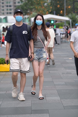 街拍苗条气质热裤小女友