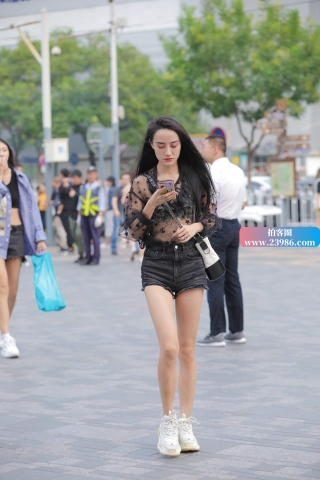 街拍热牛美腿女孩