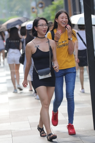 小妹出门喜欢真空 凉快