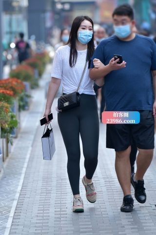 街拍紧身瑜伽裤女友