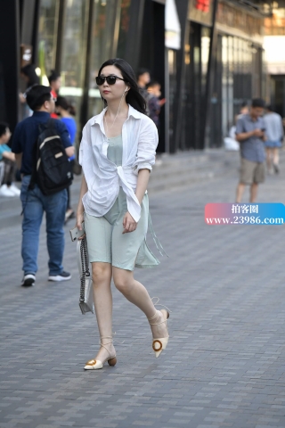 带着墨镜的美女