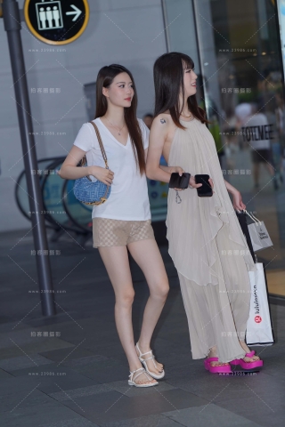 白皙美腿凉鞋小姐姐