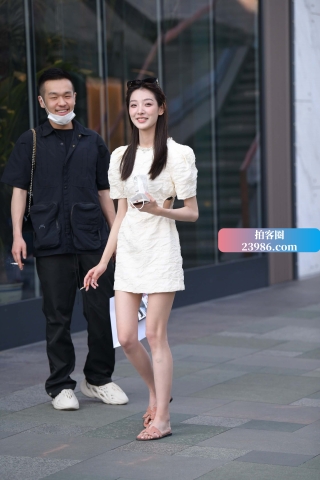 街拍米白色连衣裙小姐姐