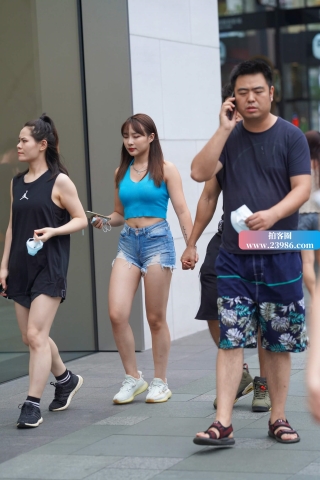 清凉的紧身热牛小妹