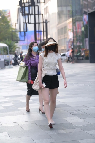 街拍魅力丝腿轻熟美女