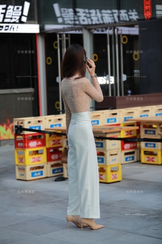 街拍白长裤高跟~