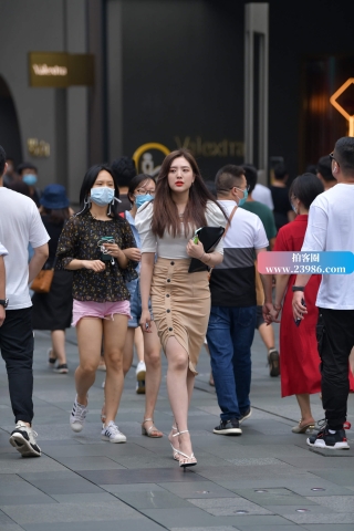 街拍凉高跟小姐姐