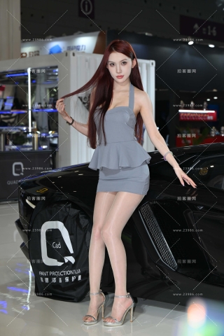 油亮丝包臀裙车模