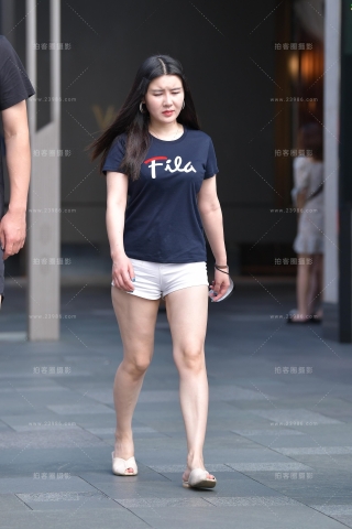 紧致的白热裤大白腿